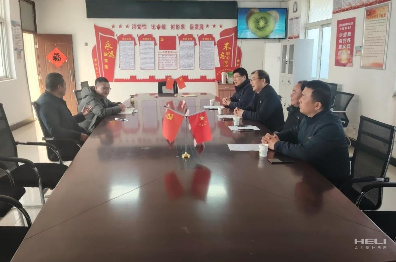 现场召开座谈会.jpg 现场召开座谈会.jpg